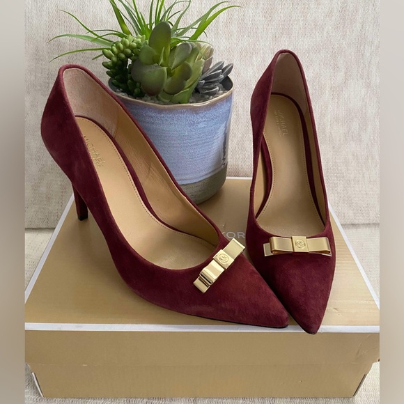 ‼️Weekend✨SALE✨‼️✨🆕✨Brand New Michael Kors Vivienne Pumps w/ Gold Bow - Picture 1 of 4